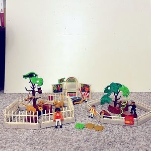 Playmobil zoo set in EUC. Includes accessories shown on photos.
